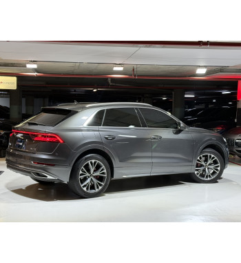 AUDI Q8 2021